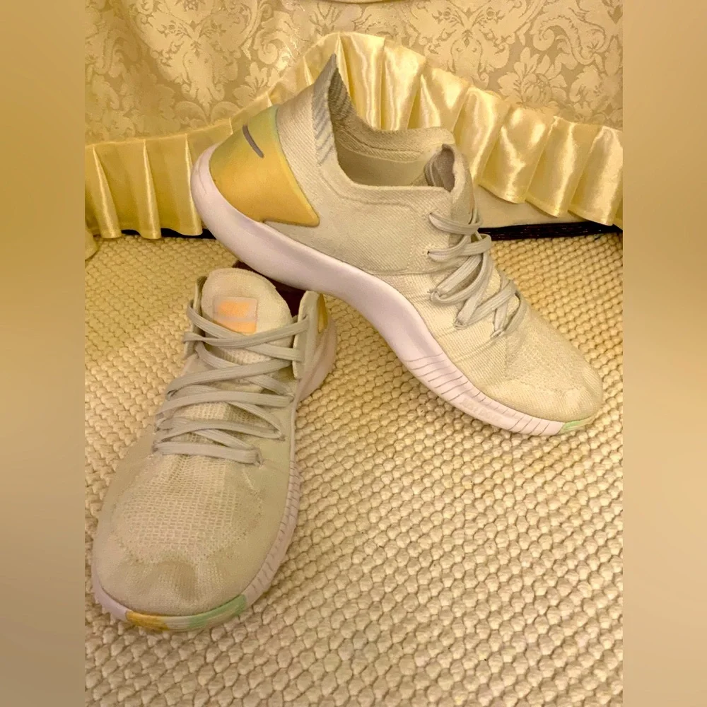 NIKE